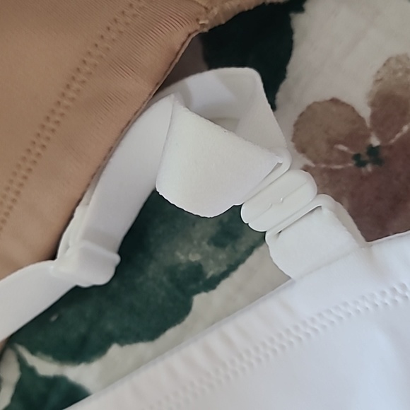 2 like new Vanity Fair bra size 40D nude white adjustable straps wireless - Picture 4 of 12